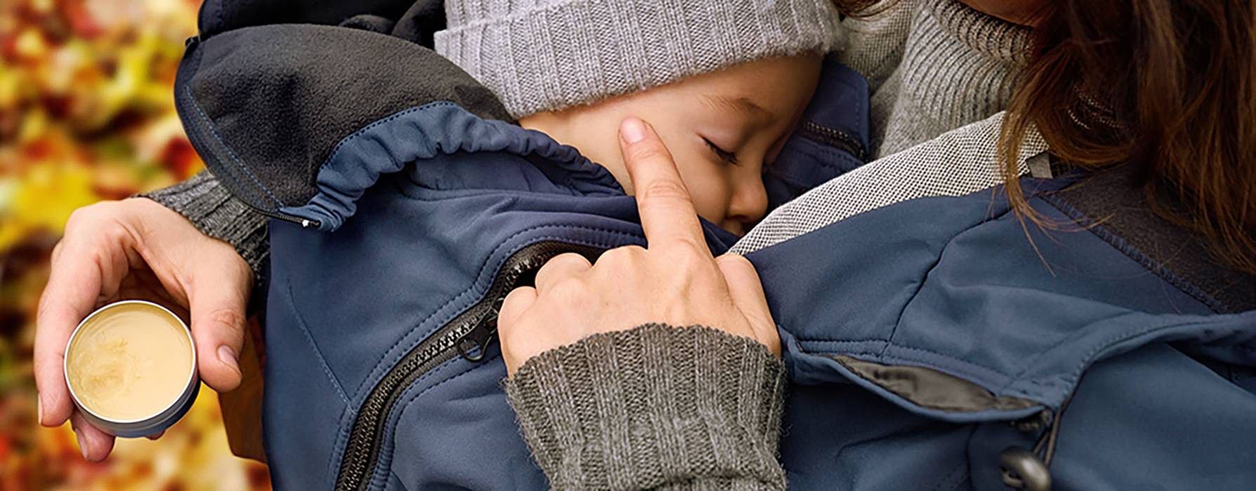 mamma och bebis ute med höstlöv