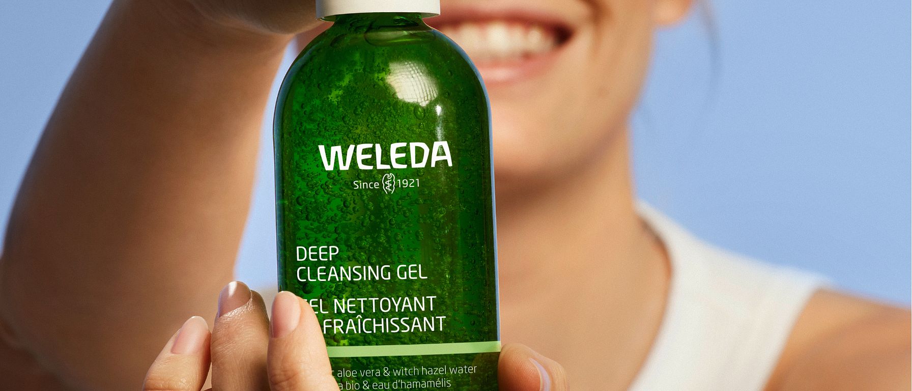 kvinna smörjer in sig