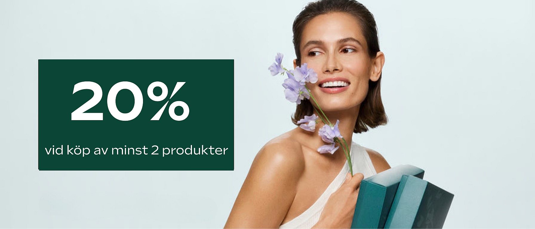 Kvinna med blommor och paket