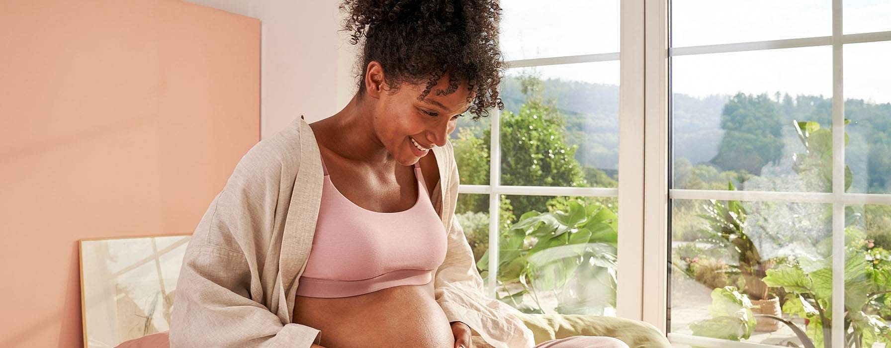 gravid kvinna ler