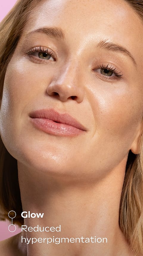 Bild på tjej med texten Glow, reduced hyperpigmentation