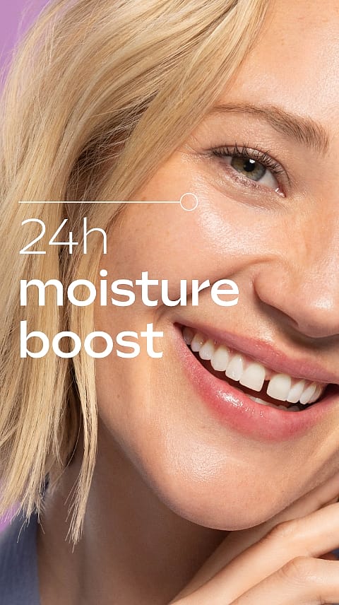 Glad tjej i närbild med text 24h moister boost