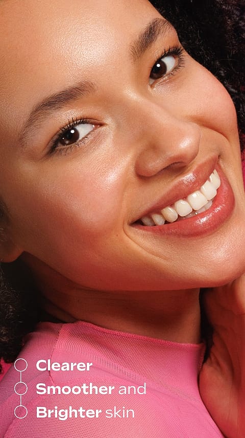 Glad tjej med text Clearer, smoother and brighter skin