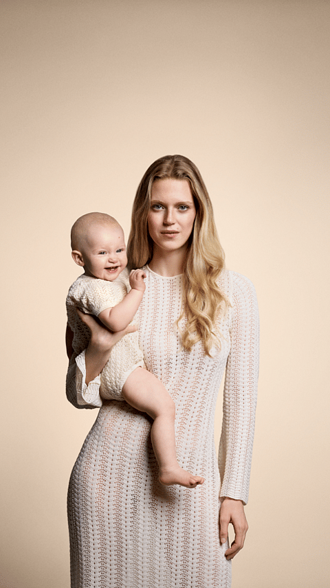 tjej håller i minlen olja