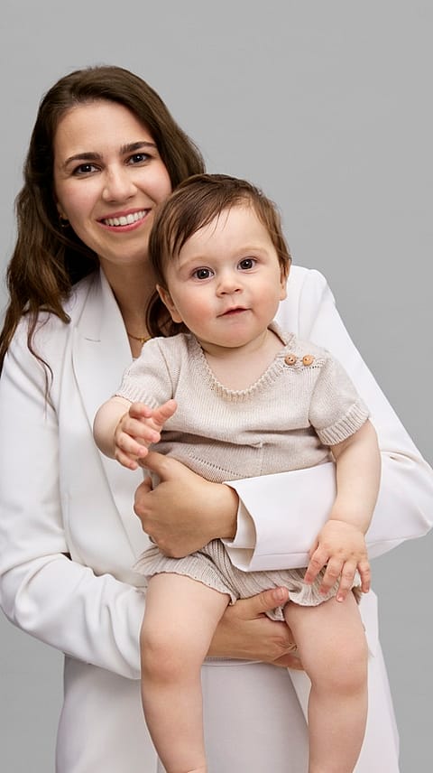 kille håller i minlen hudkräm