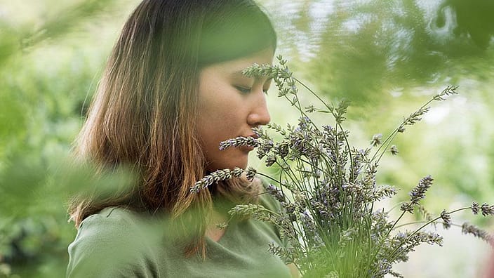 Kvinna håller bukett med lavendel