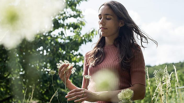 kvinna med blomma