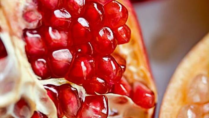 Närbild på delad granatäpple