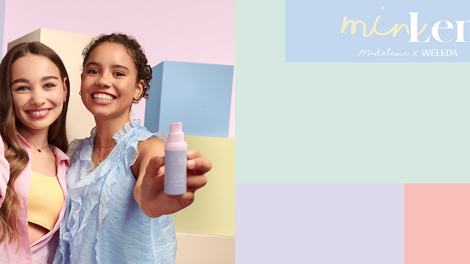 Två tjejjer håller i minLen produkter