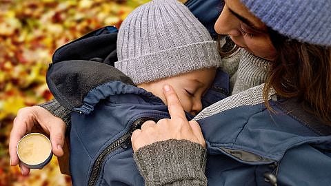 mamma och bebis ute med höstlöv