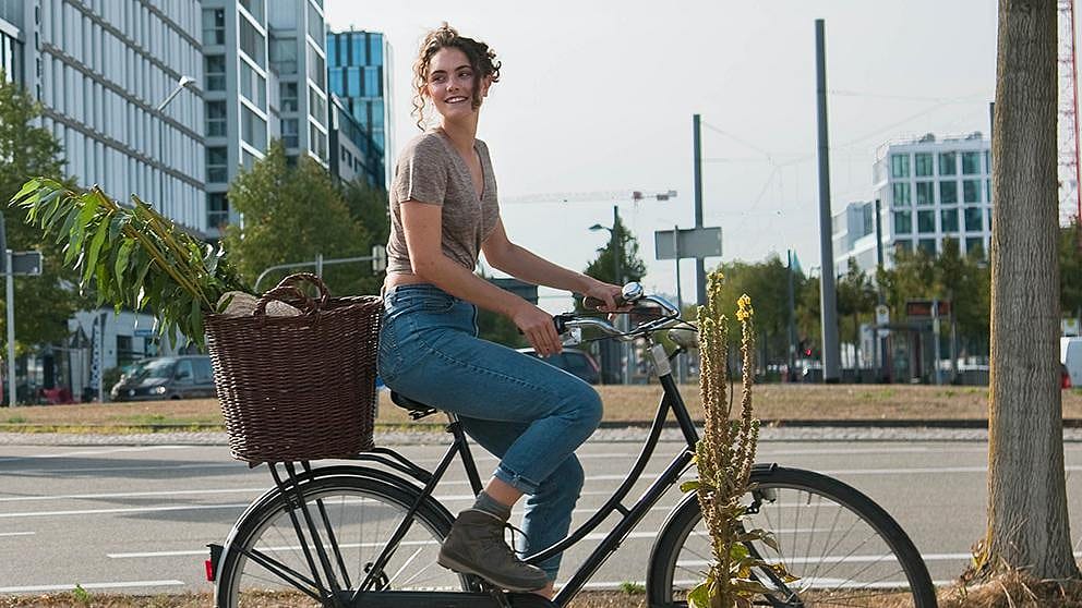 kvinna cyklar i stan
