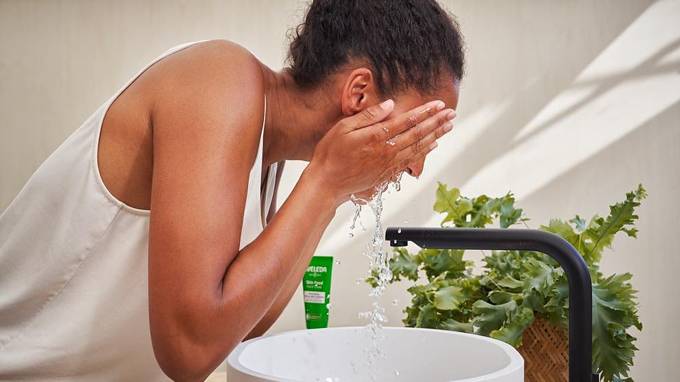 kvinna sköljer av Skin Food Cleansing Balm