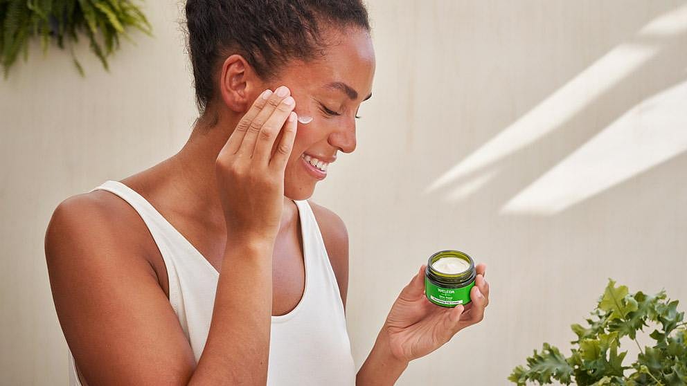 Applicering Weleda Skin Food Nourishing Day Cream