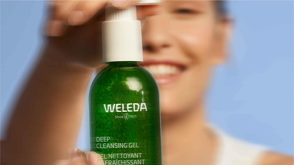 Kvinna håller up Weleda - Refining toner