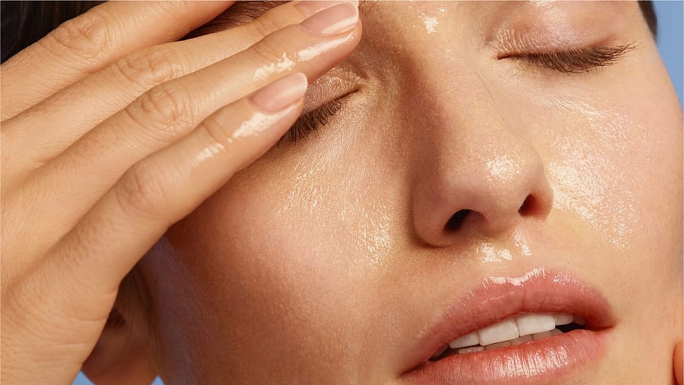Kvinna tvättar ansiktet med Weleda - Make Up Removal Cleansing Oil