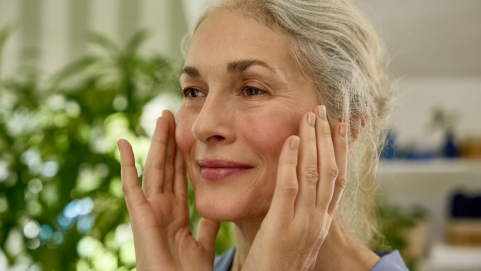 Kvinna smörjer in sig med Weleda Contouring Day Cream