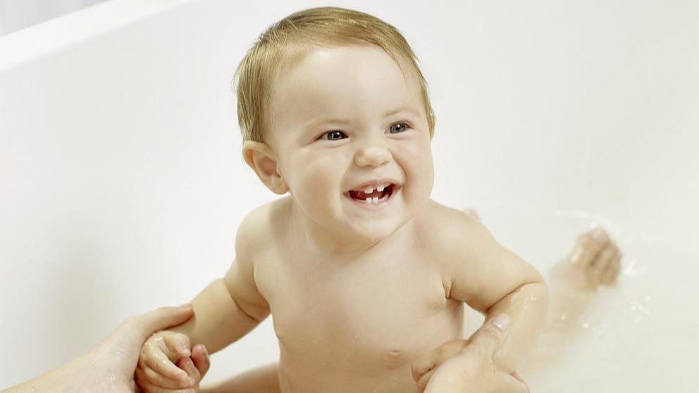 Bebis badar med Calendula Shampoo & Body Wash