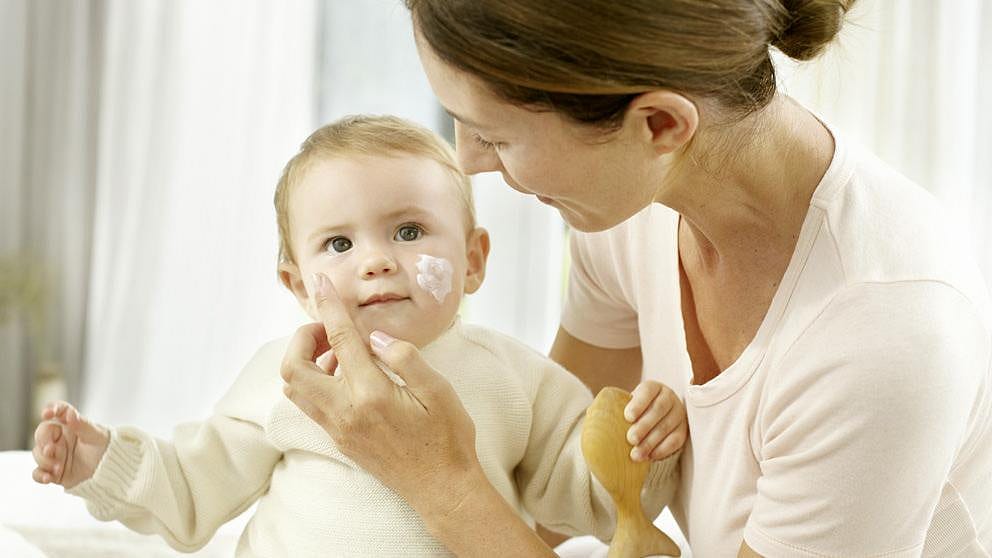 mamma smörjer in bebis med Calendula Face Cream