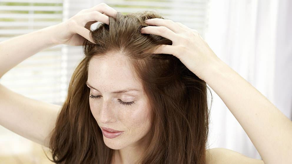 Applicering Weleda Revitalising Hair Tonic